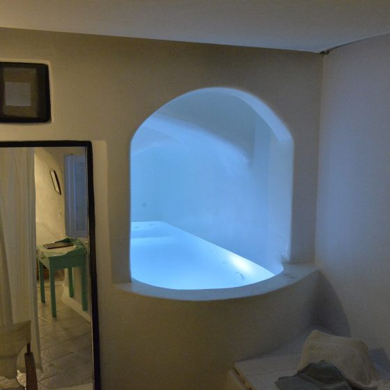 3-cave-house-with-jacuzzi